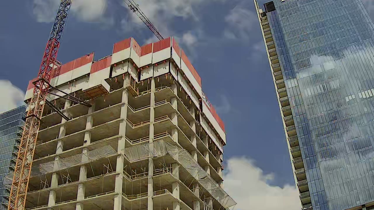 מגדל בבנייה עם מנופים, מתוך טיימלאפס של TimelapseIT