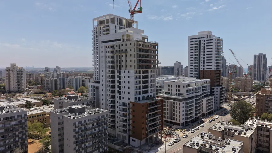 צילום רחפן גולמי של פרויקט מגורים בנתניה, לפני עריכה