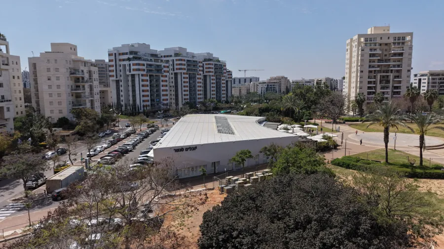 צילום רחפן גולמי של פרויקט בקריית אונו, לפני עריכה